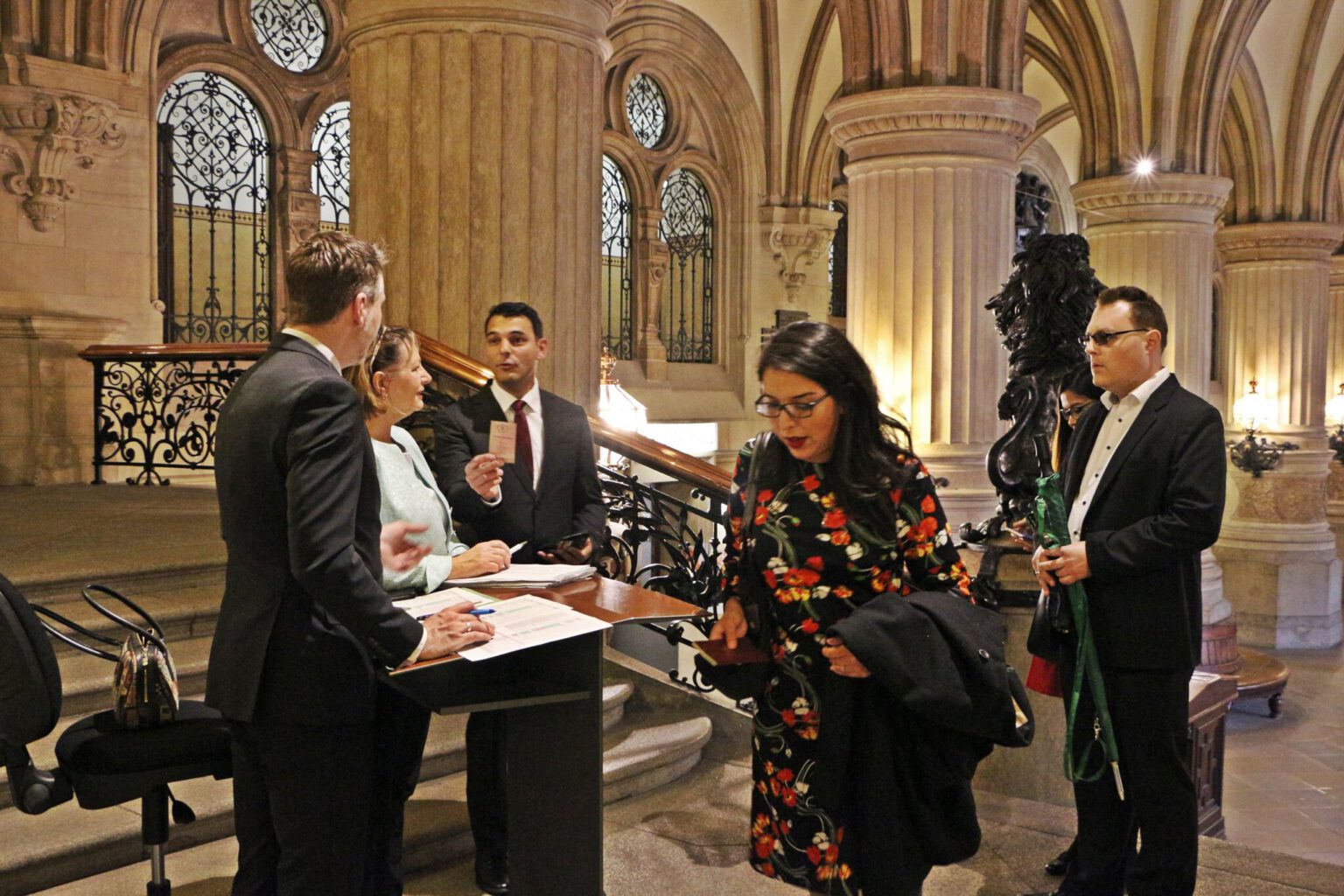 Blick auf die Eingangshalle des Hamburger Rathaus mit den ersten Gästen für den Festakt (50 Jahre DGA–Festakt)