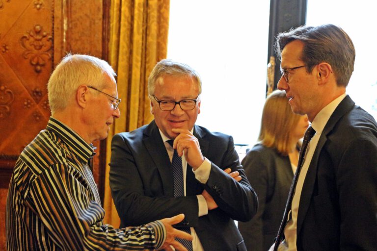 Asienexperten unter sich von links nach rechts: Dr. Schucher, Matthias Nass (Die Zeit) und Professor Köllner (GIGA) 50 Jahre DGA–Festakt Asienexperten unter sich von links nach rechts: Dr. Schucher, Matthias Nass (Die Zeit) und Professor Köllner (GIGA) 50 Jahre DGA–Festakt