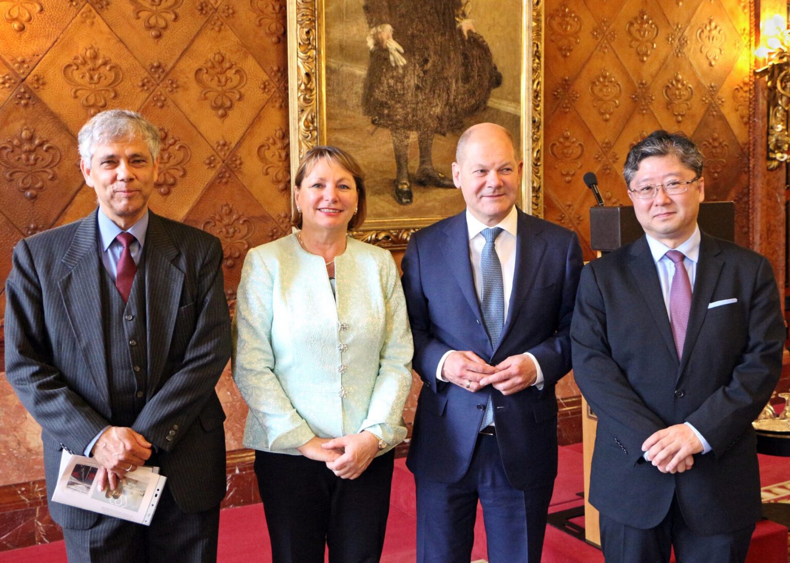 Gruppenbild mit Dame: Von links nach rechts: Professor Das, Dr. Schüller (stellvertretende DGA-Vorsitzende), der Erste Bürgermeister von Hamburg Olaf Scholz und Professor Sawada (50 Jahre DGA–Festakt)